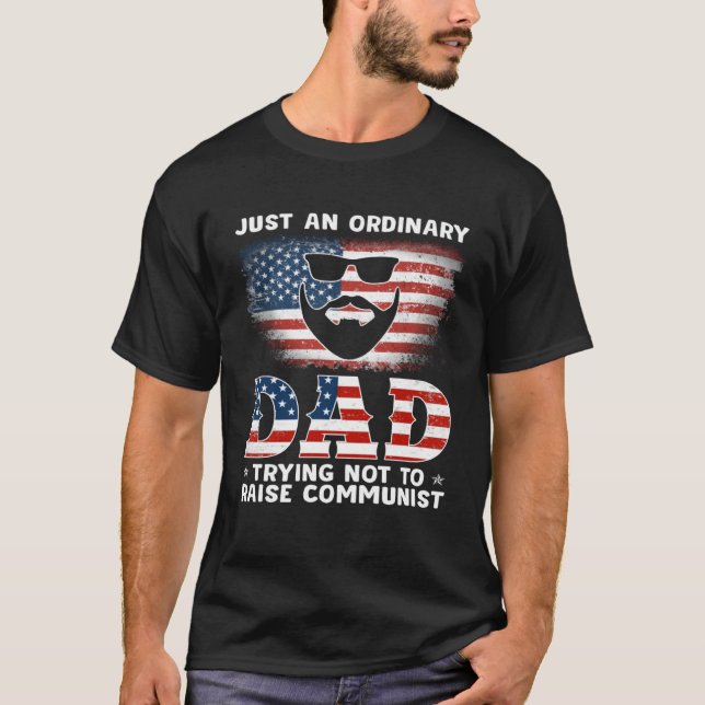 Camiseta Just An Ordinary Dad Trying Not To Raise Communist (Frente)
