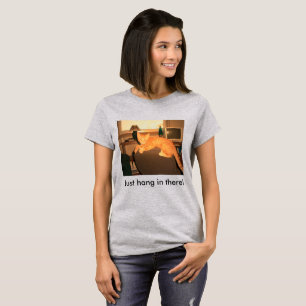 Camiseta Just Hang in There