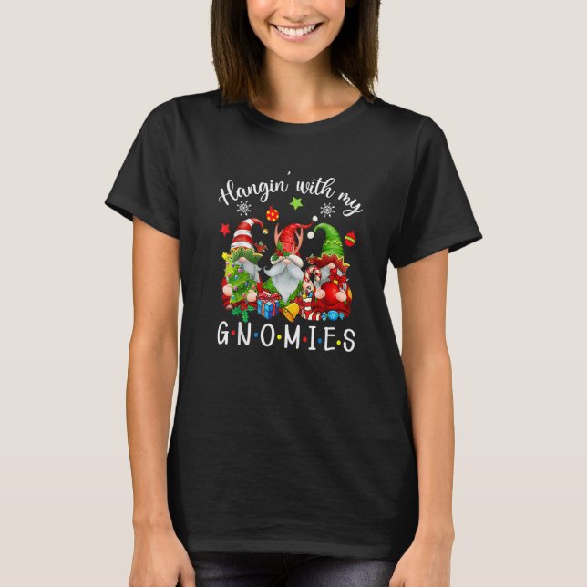 Camiseta Just Hangin With My Gnomies Santa Gnome Christmas  (Frente)