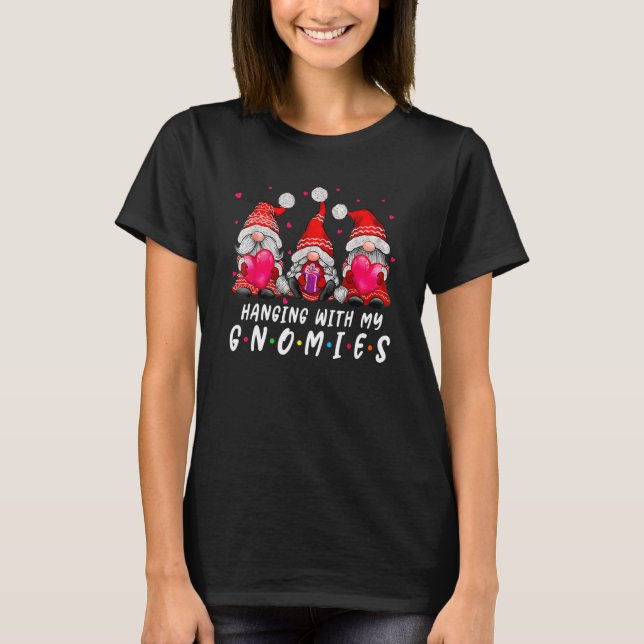Camiseta Just Hanging With My Gnomies Happy Valentines Day  (Frente)