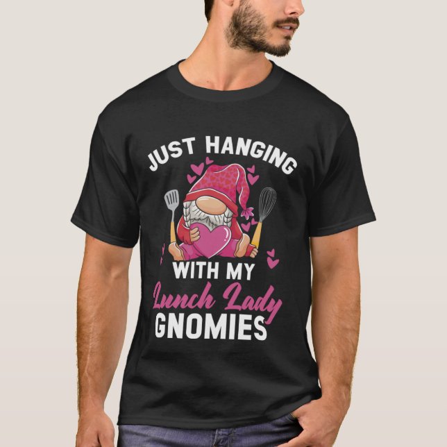 Camiseta Just Hanging With My Lunch Lady Gnomies Cafeteria  (Frente)