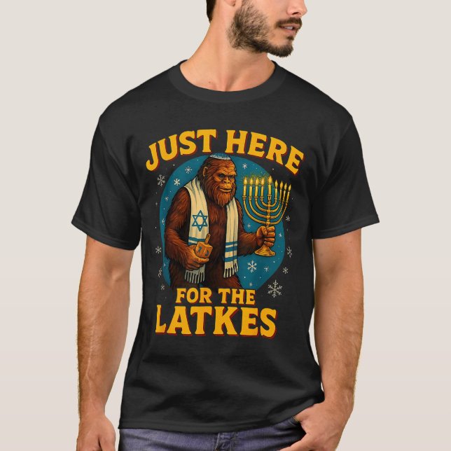 Camiseta Just Here For The Latkes Funny Hanukkah Bigfoot  (Frente)