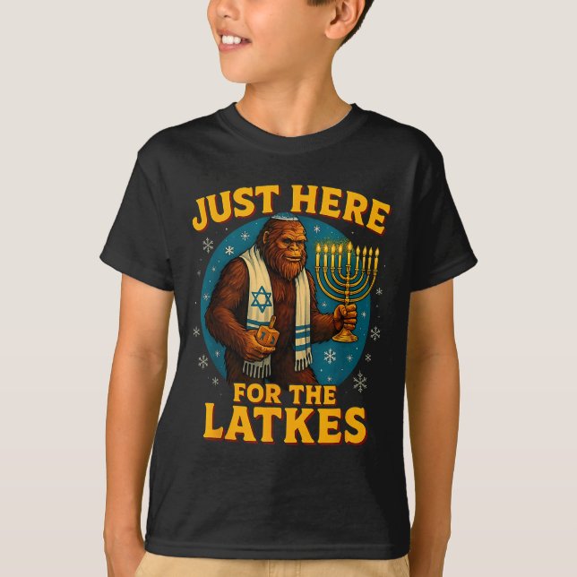 Camiseta Just Here For The Latkes Funny Hanukkah Bigfoot  (Frente)