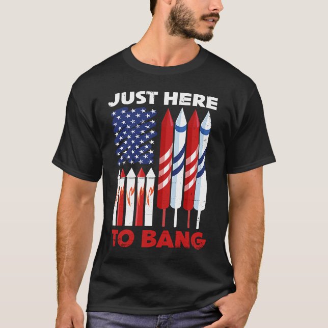 Camiseta Just Here To Bang 4th of July Patriot Firework Ame (Frente)