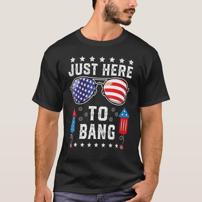 Camiseta Just Here to Bang  Fourth 4th Of July Fireworks Me (Frente)