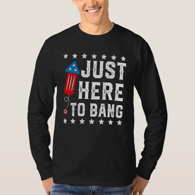 Camiseta Just Here to Bang  Fourth 4th Of July Fireworks Me (Frente)