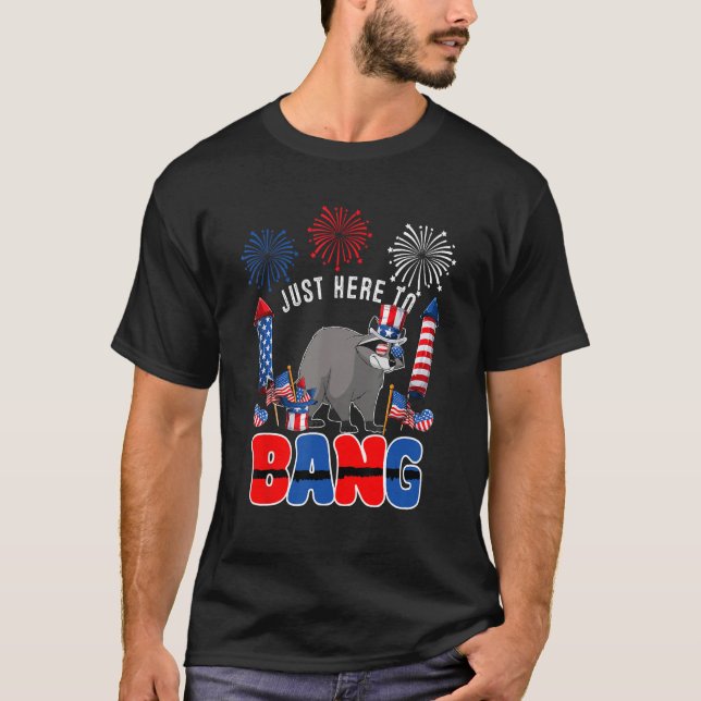 Camiseta Just Here To Bang  Raccoon Sunglasses American Fla (Frente)
