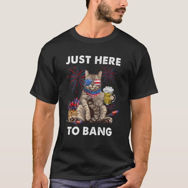 Camiseta Just Here To Bang USA Flag  Beer 4th Of July Cat   (Frente)