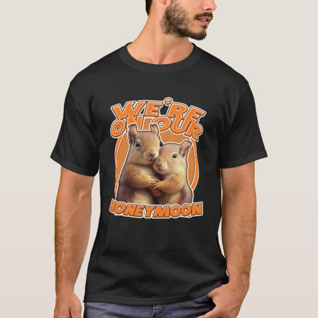 Camiseta Just Married Cute Squirrel We're on Our Honeymoon  (Frente)