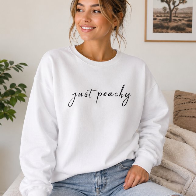 Camiseta Just Peachy Sweatshirt | Presente Minimal (Just Peachy sweatshirt with minimal script lettering for casual weekends and coffee runs.)
