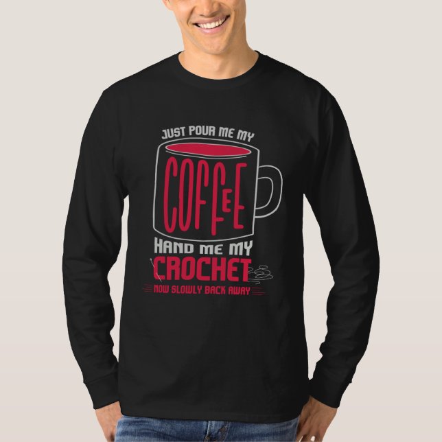 Camiseta Just Pour Me Coffee Hand Me My Crochet I Crochetin (Frente)