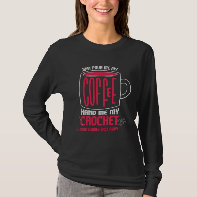 Camiseta Just Pour Me Coffee Hand Me My Crochet I Crochetin (Frente)