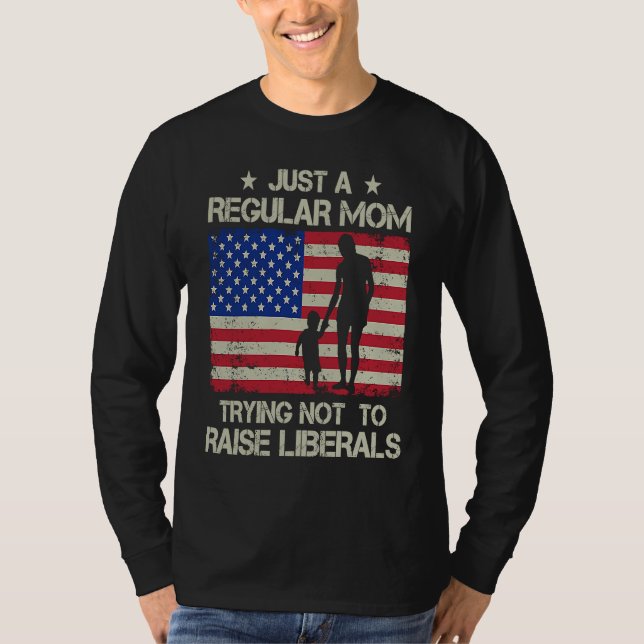 Camiseta Just Regular Mom Trying Not To Raise Liberals Amer (Frente)