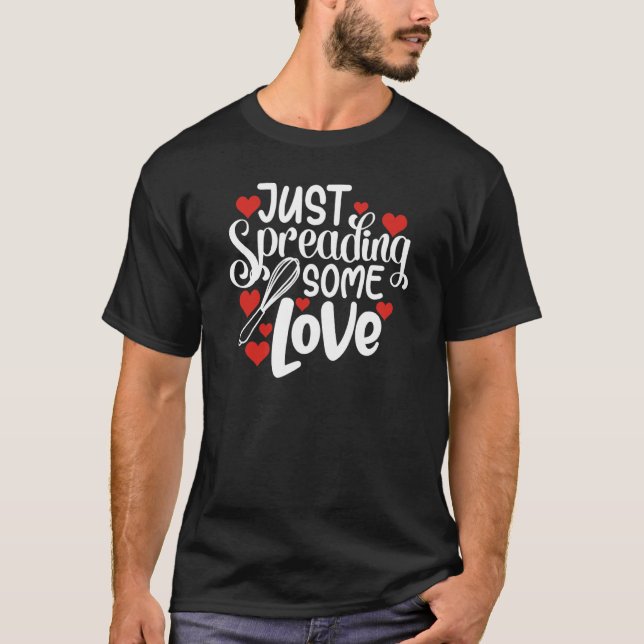 Camiseta Just Spreading Some Love Valentine's Day Baking (Frente)