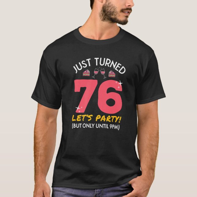 Camiseta Just Turned 76 Party Until 9pm Funny 76th Birthday (Frente)