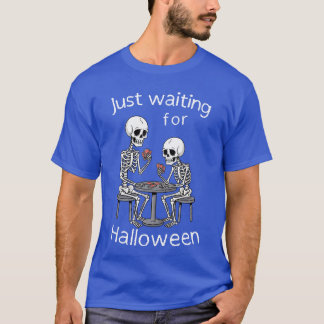 Camiseta Just Waiting For Halloween Bored Skeletons Playing