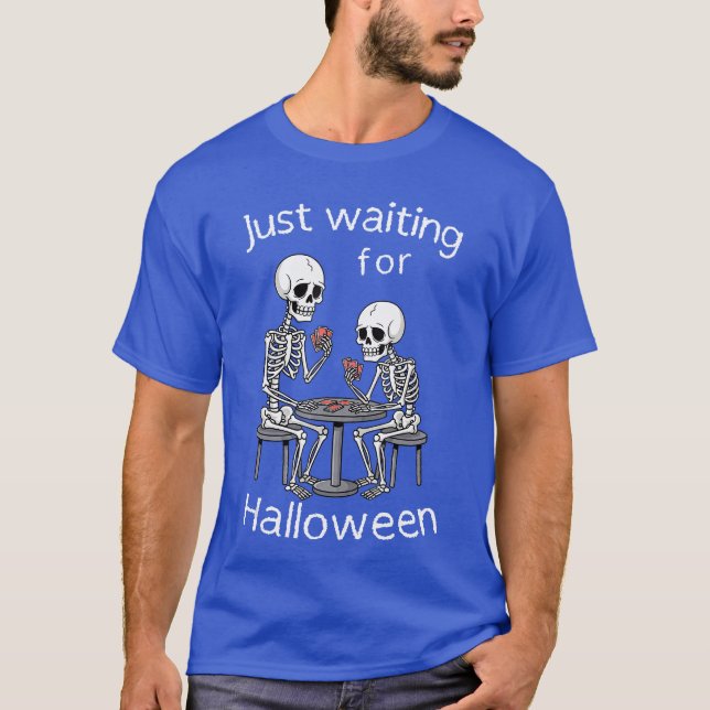 Camiseta Just Waiting For Halloween Bored Skeletons Playing (Frente)