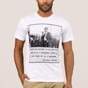Camiseta Justiça de Clarence Darrow sai da sala do tribuna