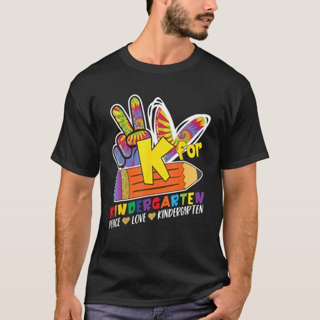 Camiseta K for Kindergarten Peace Love Back to School Teach (Frente)