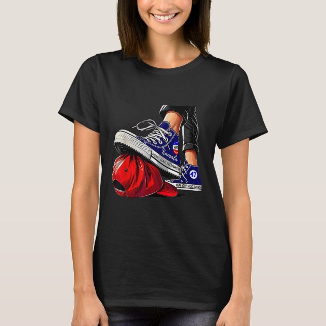 Camiseta Kamala Harris Altos Heels Passando Em Chapéu Verme (Frente)