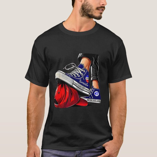 Camiseta Kamala Harris Altos Heels Passando Em Chapéu Verme (Frente)