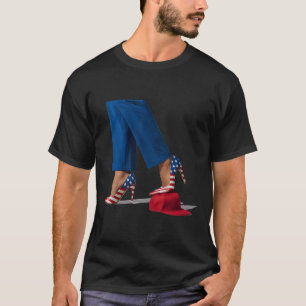 Camiseta Kamala Harris com saltos altos em chapéu vermelho