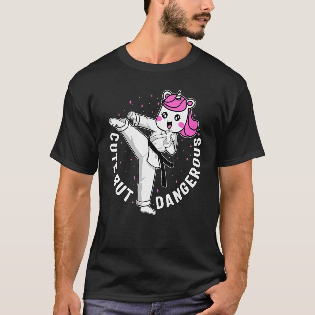 Camiseta Karate Girl Cute, Mas Perigosa Kar De Combate Do U (Frente)