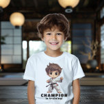 Camiseta Karate Martial Arts<br><div class="desc">Camisa de Artes Marciais Karate - Esta camiseta de karatê/artes marciais tem um chute real. Possui um menino mestre de artes marciais pronto para atacar e pronto para ganhar um cinto preto na festa. A técnica e o espírito das artes marciais são profundos com muitas. Dê ao seu pequeno sensei...</div>