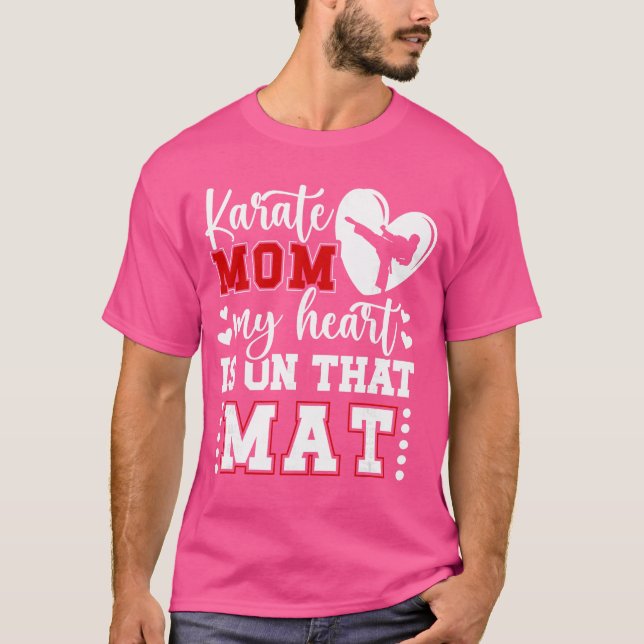 Camiseta Karate Mom My Heart Is Onhat Mat Karate Mama girl  (Frente)