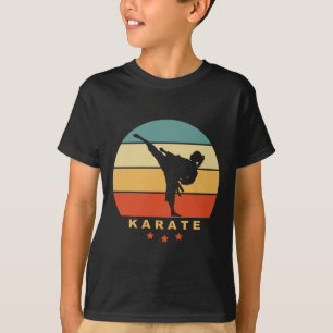 Camiseta Karate Retro Sunset Design - Mulher Fazendo Chuva