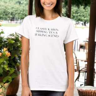 Camiseta Karen sofisticada bebendo chá e fazendo cenas engr