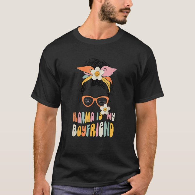 Camiseta Karma É A Minha Namorado Sarcástica Trendê Homens (Frente)
