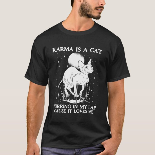 Camiseta Karma É Um Gato A Purgar No Meu Colar Porque Me Am (Frente)