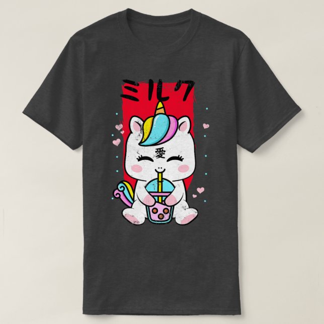 Camiseta Kawaii Unicorn Bebendo Strawberry Milk Bubble Tea (Frente do Design)