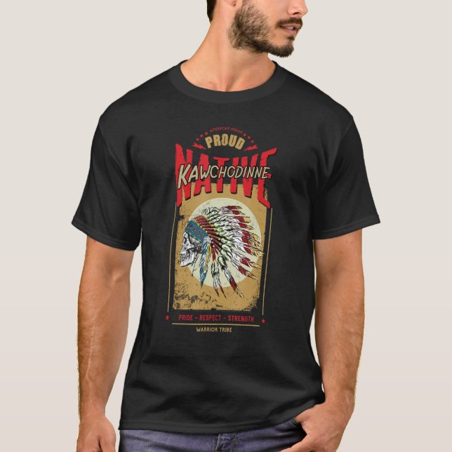 Camiseta Kawchodinne Native American Indian Warrior Tribe P (Frente)