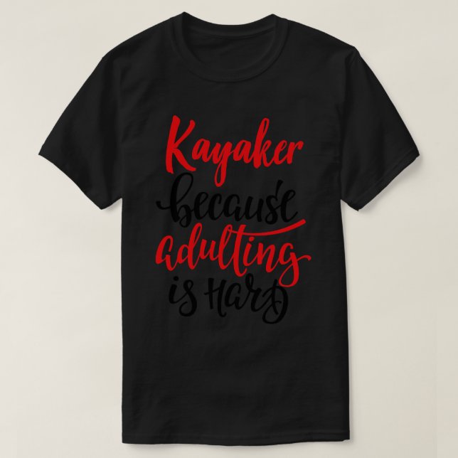 Camiseta Kayaker Porque Adultar É O Duro 5 (Frente do Design)