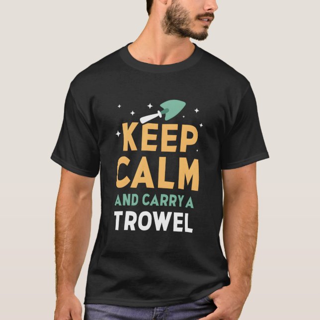 Camiseta Keep Calm And Carry A Trowel Garden Gardener Garde (Frente)