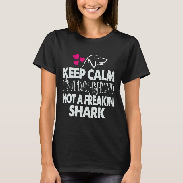 Camiseta Keep Calm It S A Dachshund Not A Freakin Shark (Frente)