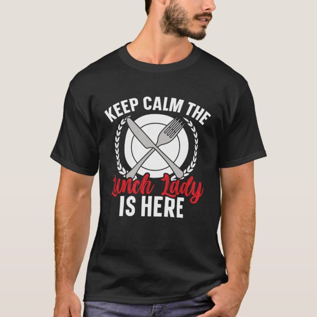 Camiseta Keep Calm The Lunch Lady Is Here Cafeteria Worker  (Frente)