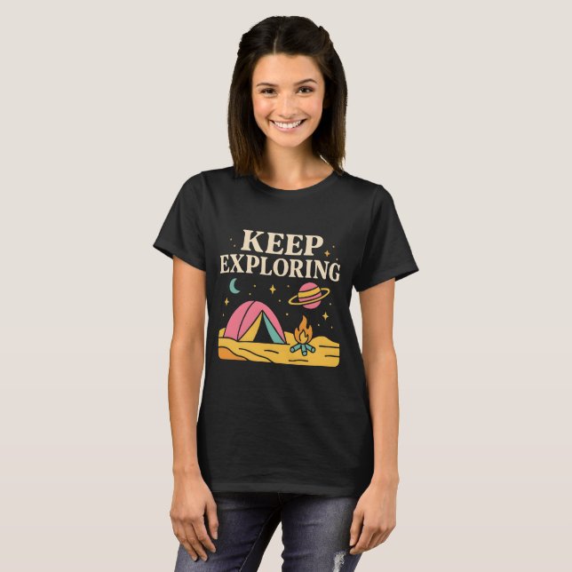 Camiseta Keep Exploring – Cosmic Camping Adventure Design (Frente Completa)