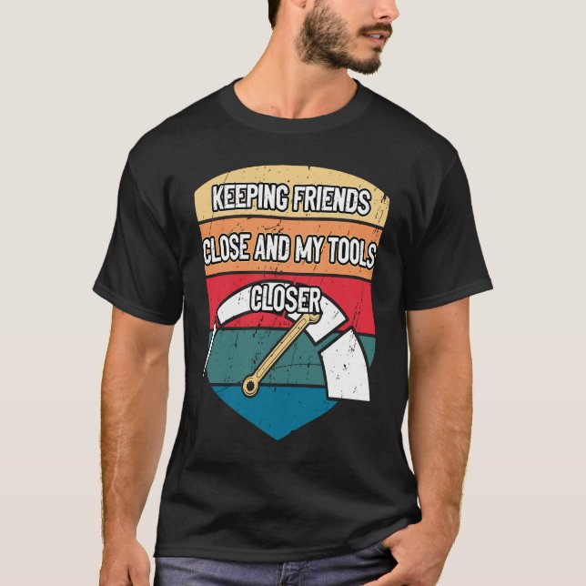 Camiseta Keep Tools Close Car Mechanic Auto Car Repair (Frente)