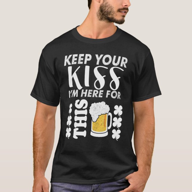 Camiseta Keep Your Kiss I m Here For This Beer   Beer (Frente)