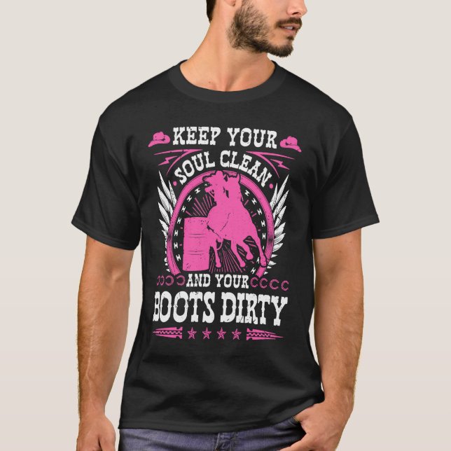 Camiseta Keep Your Soul Clean Boots Dirty Rodeo Cowgirl Bar (Frente)