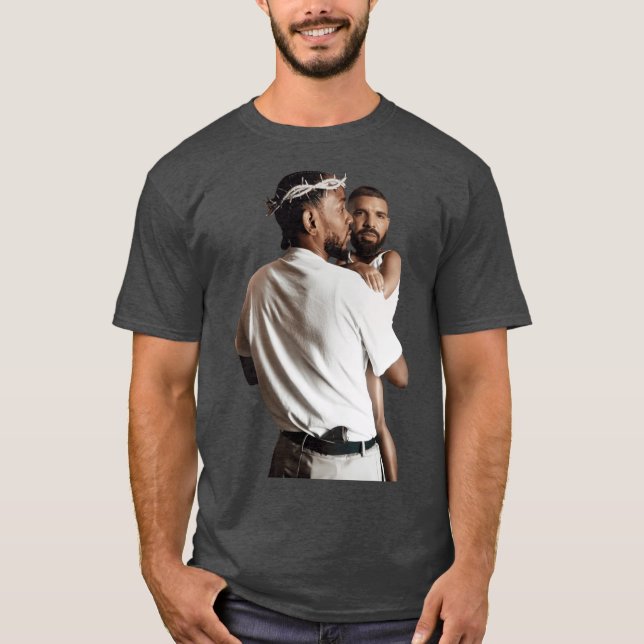 Camiseta Kendrick Lamar Segurando Presente Ba (Frente)