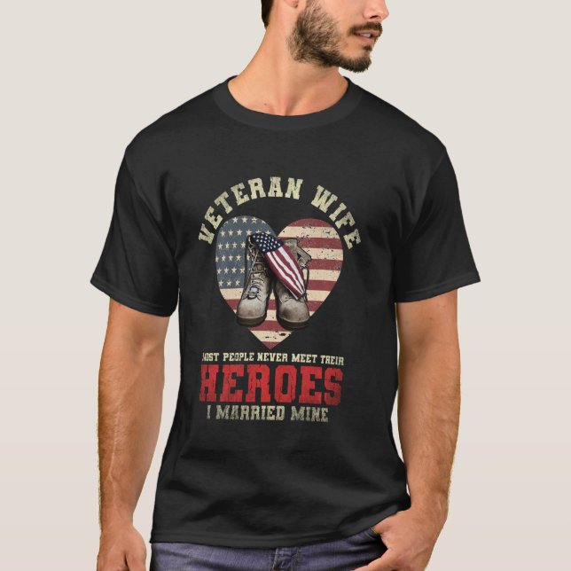 Camiseta Ki Orgulhosa Mulher Veterana Americana Bandeira Gi (Frente)