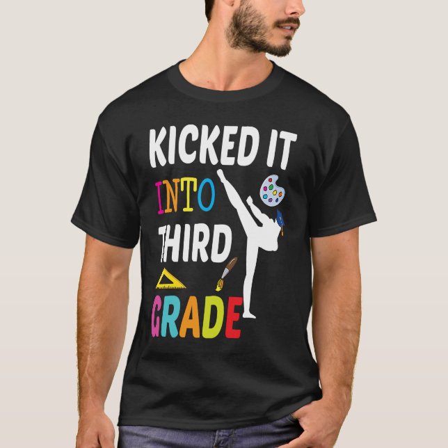 Camiseta Kicked into 3rd Grade Karate Back To School (Frente)