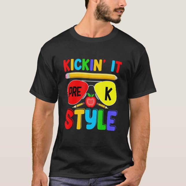 Camiseta Kickin it Pre K Style Back to School Teacher Kids (Frente)