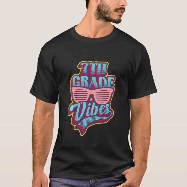 Camiseta Kids 7th Grade Vibes 1st Day Of School Student Bac (Frente)