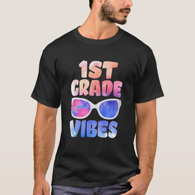 Camiseta Kids Back To School 1st Grade Vibes First Day Teac (Frente)