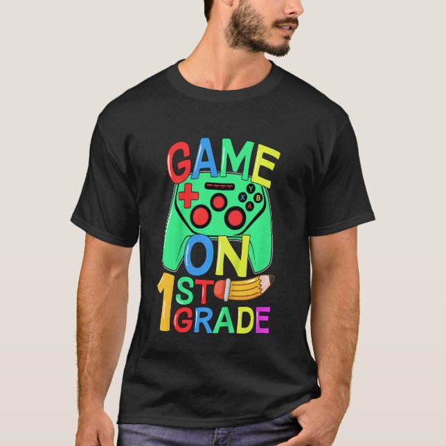 Camiseta Kids Back To School Video Gamer 1st Grade Game On  (Frente)